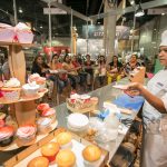 Técnica do SENAI Panificação Tijuca, Roberta Lima ministra um minicurso de Cup Cake. Foto: Fabiano Veneza